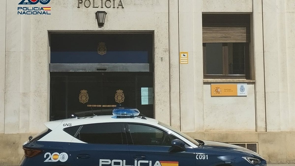 Vehículo de la Policía Nacional en la sede de la Jefatura Superior en Murcia