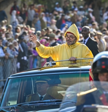Mohamed VI evita hablar de las protestas pero pide “más diligencia y [...]