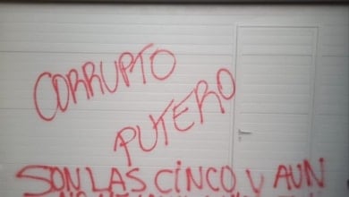 Ábalos recurre a Goebbels para denunciar las pintadas de "corrupto y putero" en su casa
