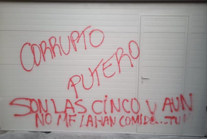 Ábalos recurre a Goebbels para denunciar las pintadas de "corrupto y putero" en su casa