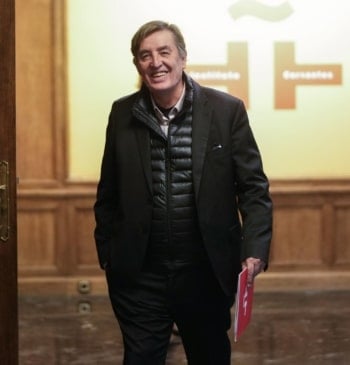 García Montero persevera en el 'pellizco' a la RAE y avala que [...]