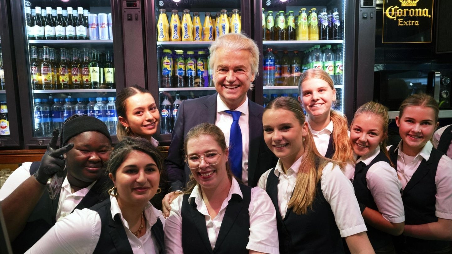 Geert Wilders, líder del Partido de la Libertad de Países Bajos, con un grupo de admiradoras