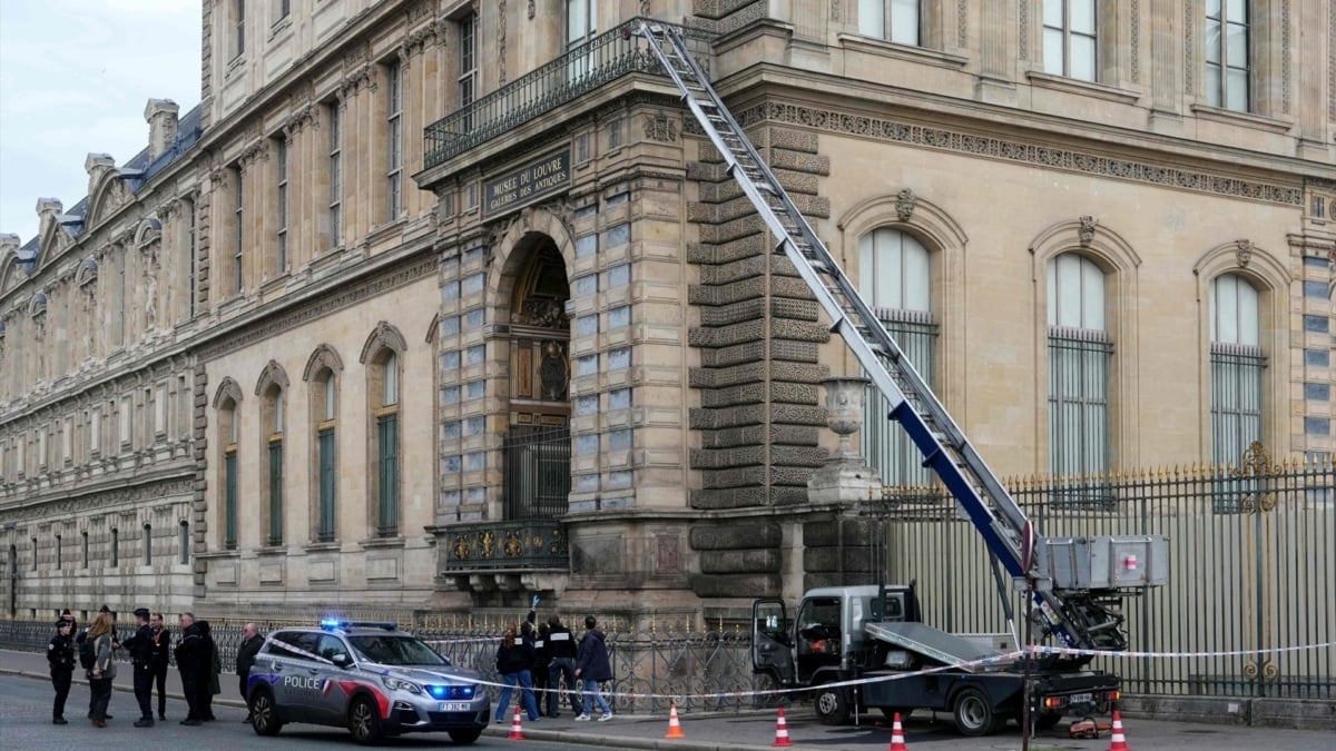 Cordón policial en torno al montacargas usado por los ladrones del Louvre.