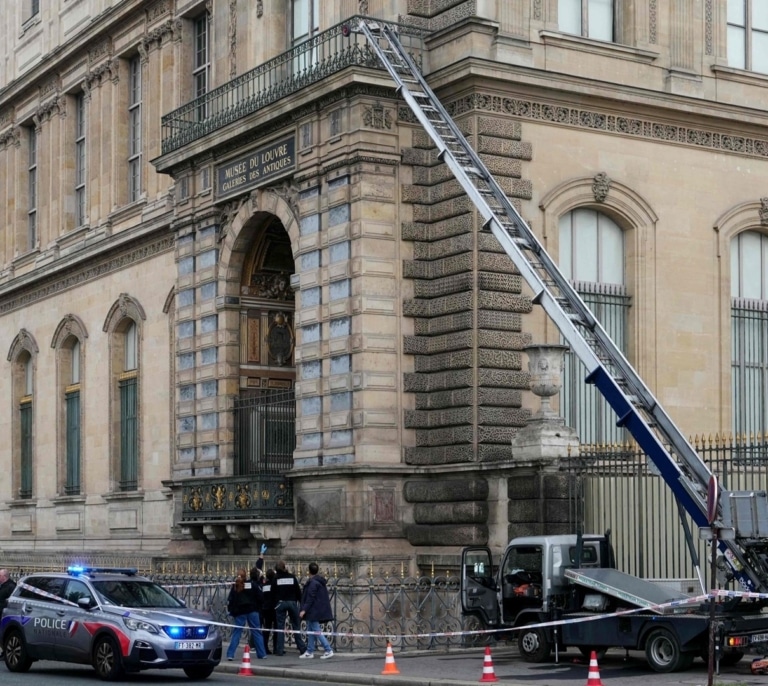 La empresa alemana de montacargas que 'presume' del robo del Louvre: "También los profesionales del crimen confían en los mejores equipos"