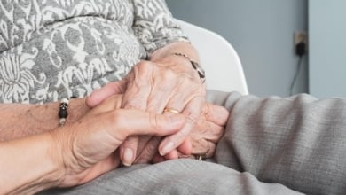 Hacienda: la deducción de 1.150 euros en el IRPF que podrás aplicarte por el cuidado de familiares mayores de 65 años