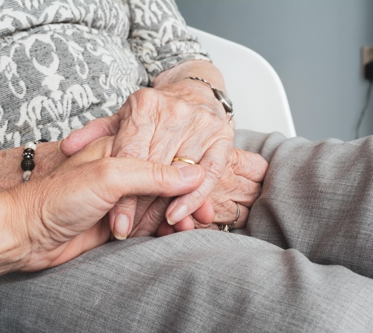 Hacienda: la deducción de 1.150 euros en el IRPF que podrás aplicarte por el cuidado de familiares mayores de 65 años