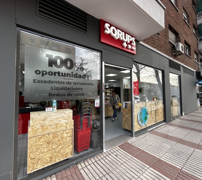 Vender lo que otros van a tirar: el visionario negocio de los supermercados que colonizan los barrios