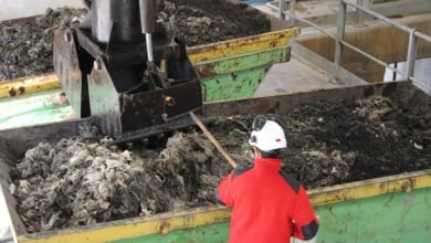 El gran problema que supone tirar toallitas, colillas o aceite por el inodoro