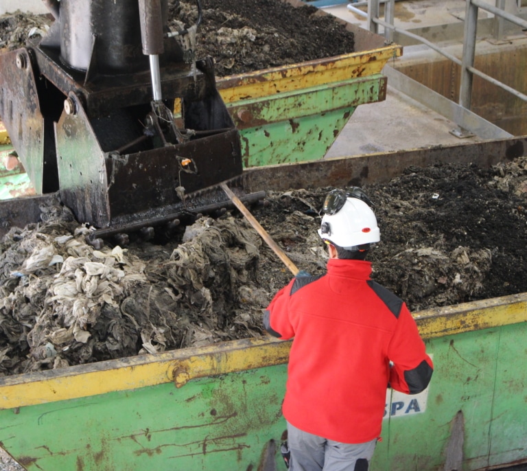 El gran problema que supone tirar toallitas, colillas o aceite por el inodoro