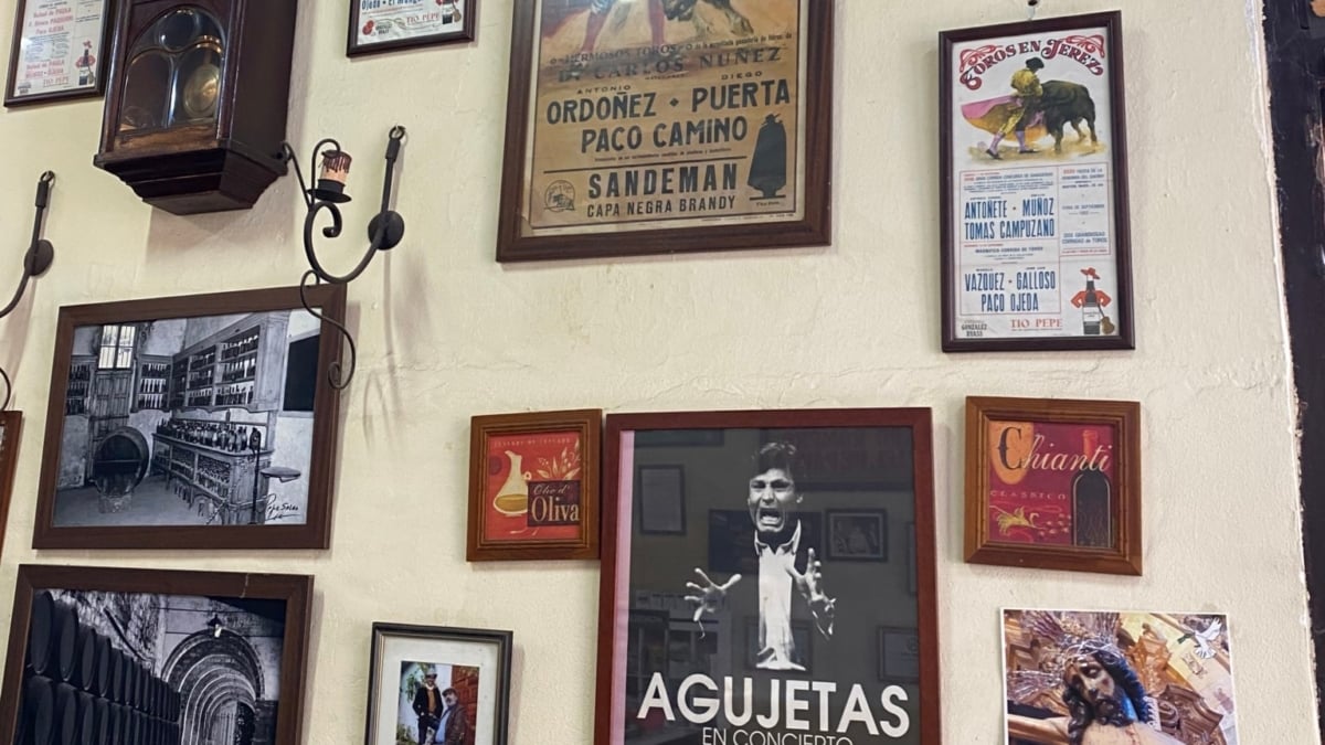 Fotos y carteles dentro de un tabanco de Jerez de la Frontera.
