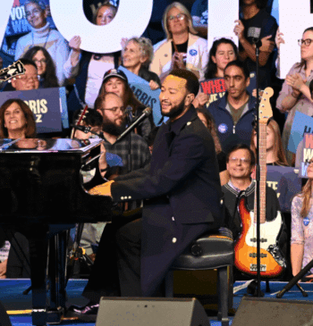 John Legend (en la imagen, en un mitin celebrado en Philadelphia en octubre de 2024) hizo campaña por Kamala Harris. Ahora se ha propuesto ayudar a Trump a conseguir el ansiado Nobel.