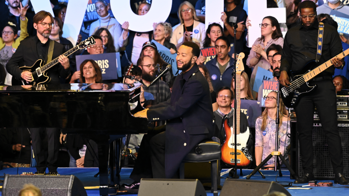 John Legend (en la imagen, en un mitin celebrado en Philadelphia en octubre de 2024) hizo campaña por Kamala Harris. Ahora se ha propuesto ayudar a Trump a conseguir el ansiado Nobel.