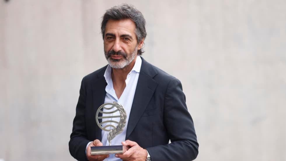 “El que sale en la tele está incompleto, estoy en mis novelas; yo soy escritor”