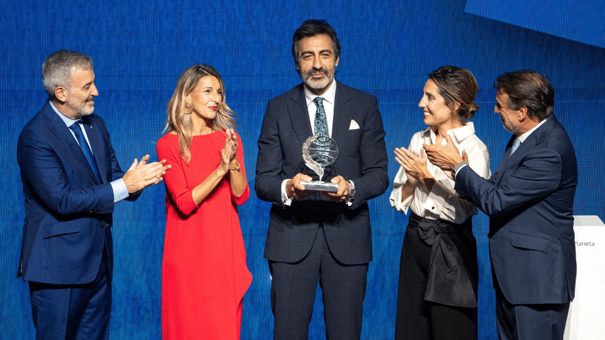 Juan del Val aplaudido por el alcalde Collboni, la vicepresidenta Díaz, la finalista del Planeta Ángela Banzas y el presidente del grupo, José Crehueras.