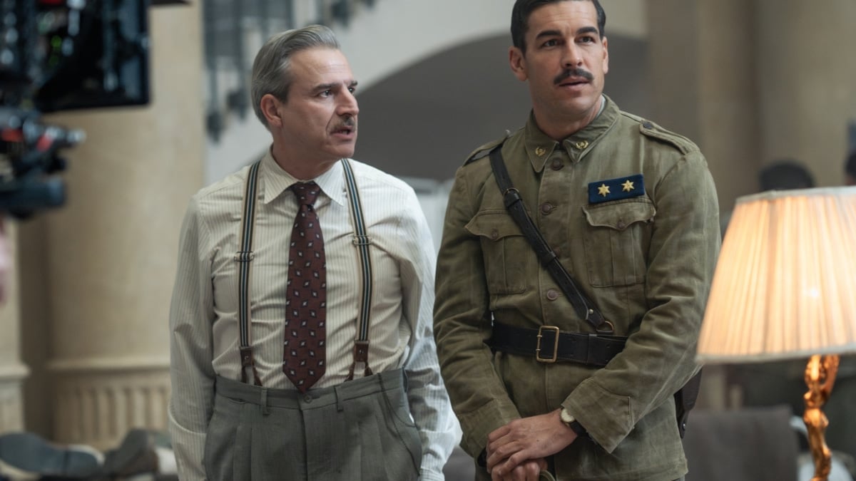 Fotograma de la película 'La cena' | Alberto San Juan y Mario Casas son un 'maître' y un teniente que deben colaborar tras el final de la Guerra Civil