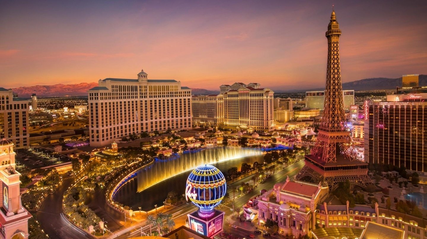 Panorama nocturno de Las Vegas con el Belaggio y el Casino París en primer término.