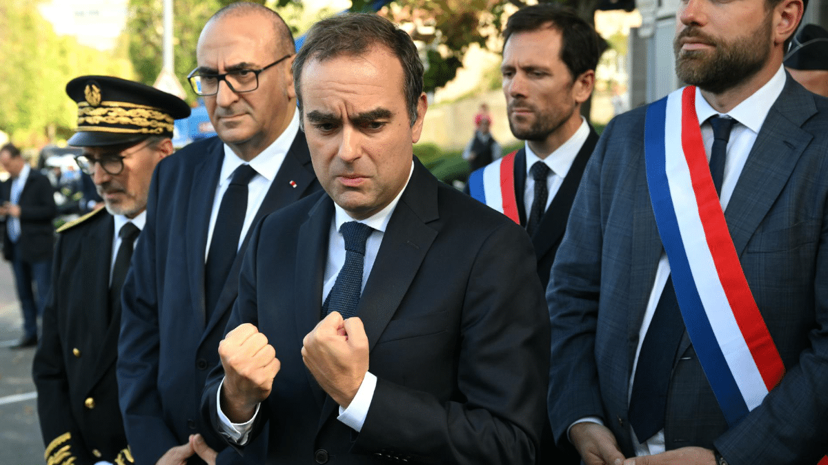 El primer ministro francés, Sebastien Lecornu, este sábado durante una visita a una comisaría de París. A su derecha, Laurent Nuñez, nuevo ministro del Interior.