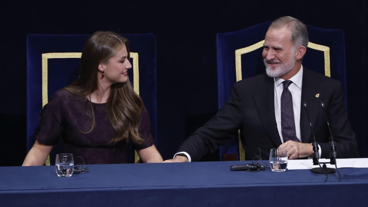 El rey y Leonor se saludan afectuosamente tras el discurso de la princesa de Asturias.