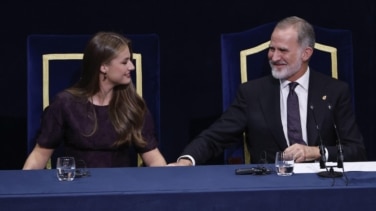 Un Felipe VI emocionado cede a Leonor el testigo de los Princesa de Asturias