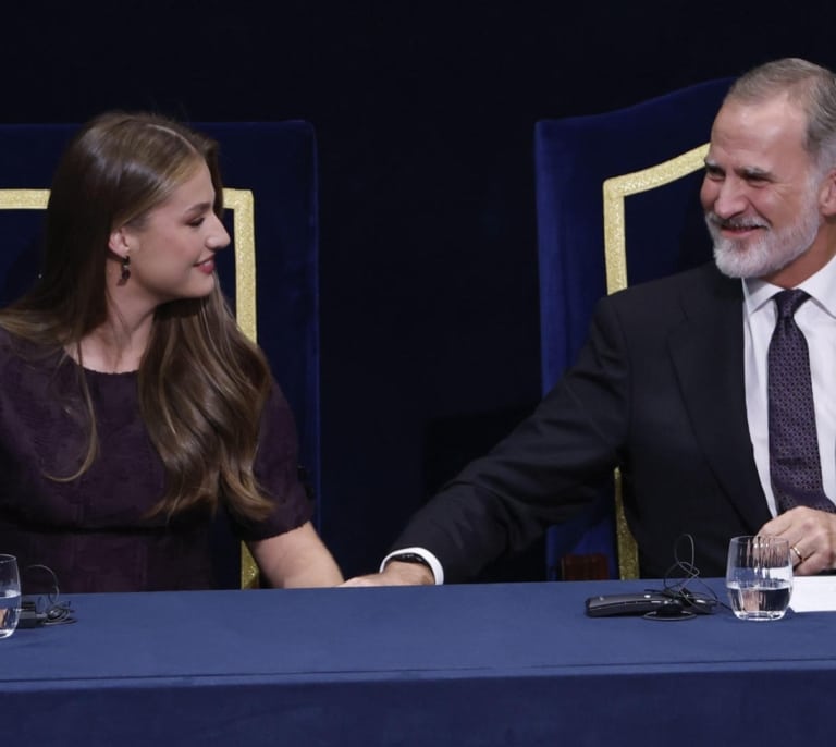 Un Felipe VI emocionado cede a Leonor el testigo de los Princesa de Asturias