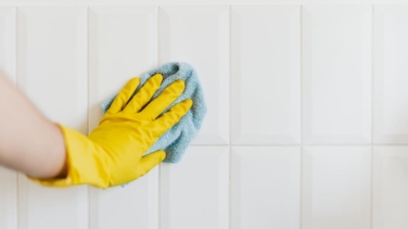 Olvídate de frotar: el truco viral para limpiar los azulejos de la cocina