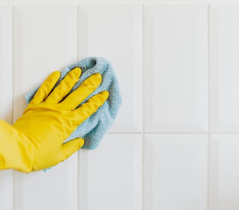 Olvídate de frotar: el truco viral para limpiar los azulejos de la cocina