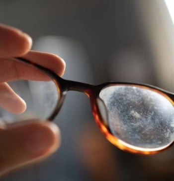 El truco de los expertos para limpiar las gafas y eliminar todas [...]