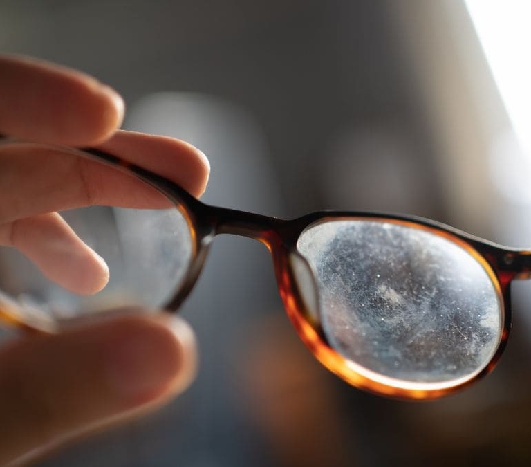El truco de los expertos para limpiar las gafas y eliminar todas las manchas