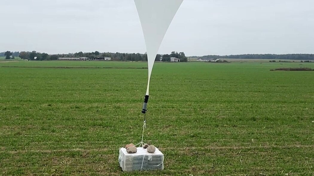 Un globo con contrabando en el suelo lituano