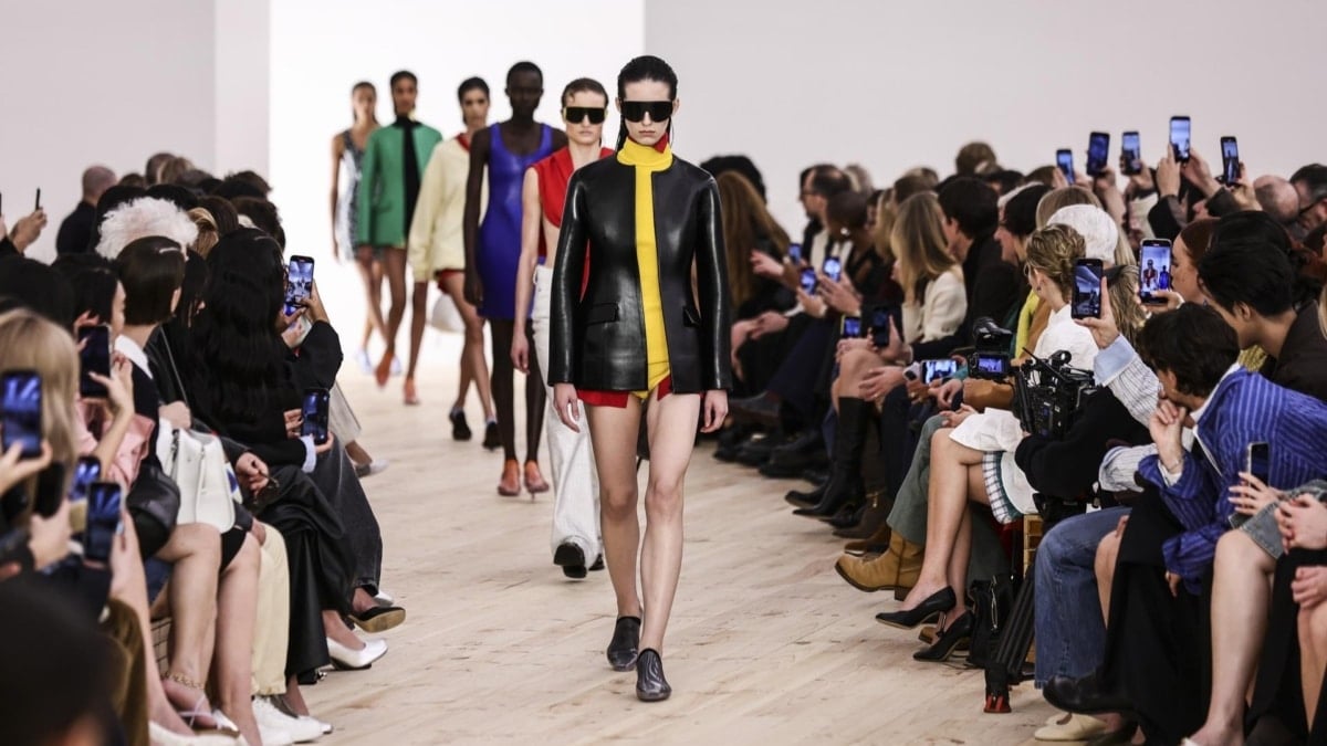 Un momento del desfile Primavera-Verano 2026 de Loewe celebrado este viernes en París.