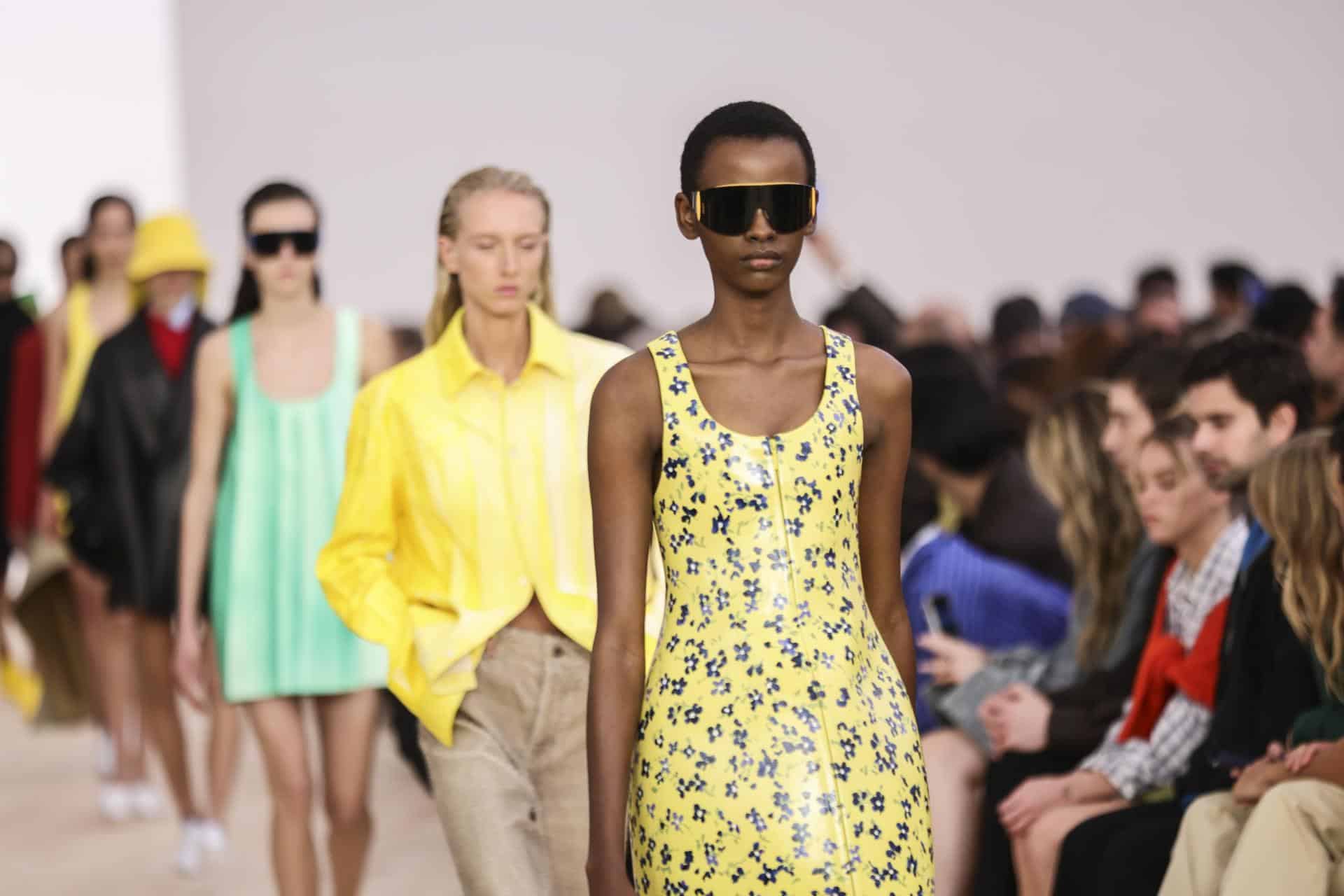 Los vestidos con vuelo rígido han sido una de las propuestas más llamativas de la nueva colección de Loewe.