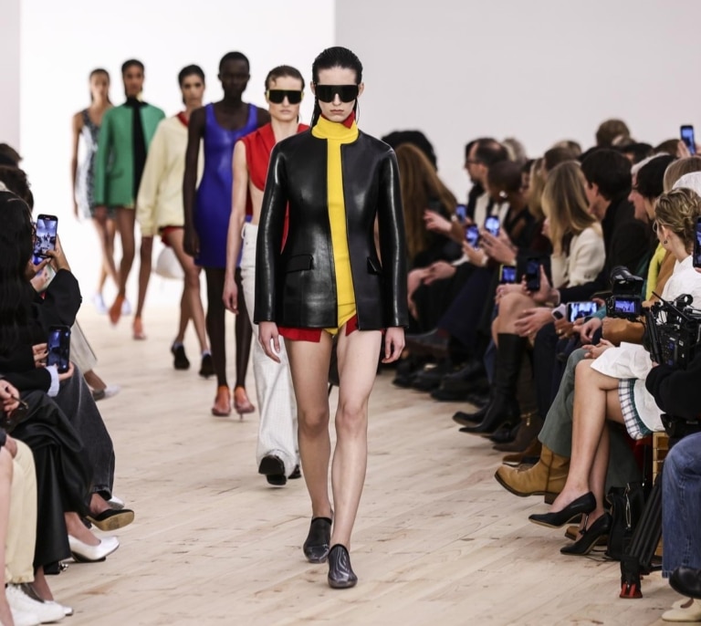 Napa de cordero ibérico, color y asimetrías: así ha sido el aplaudido estreno de Lázaro Hernández y Jack McCollough al frente de Loewe