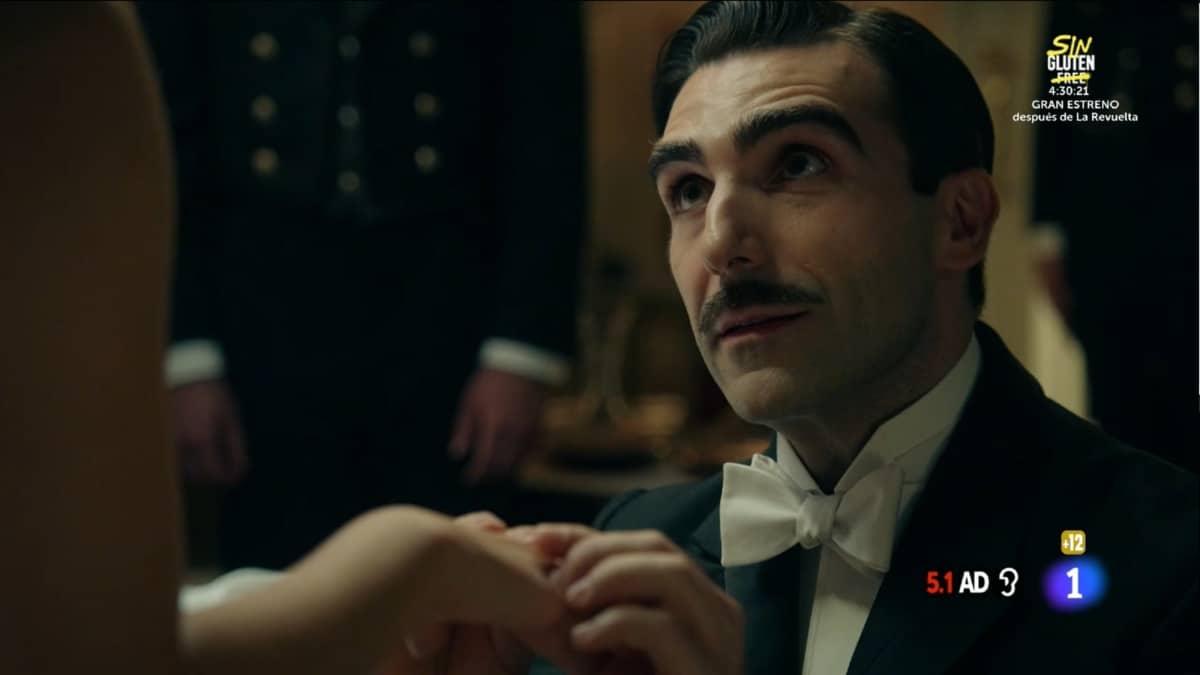 Lorenzo (Guillermo Serrano) pide la mano a Ángela (Marta Costa) en La Promesa