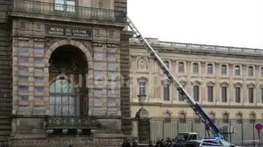 Siete minutos de atraco en el Louvre con un botín de joyas de "valor incalculable"