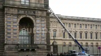 Siete minutos de atraco en el Louvre con un botín de joyas de "valor incalculable"