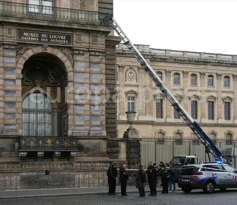 Siete minutos de atraco en el Louvre con un botín de joyas de "valor incalculable"