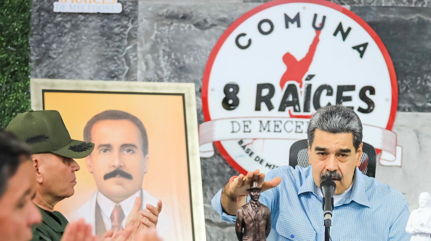 Nicolás Maduro con la imagen del primer santo venezolano