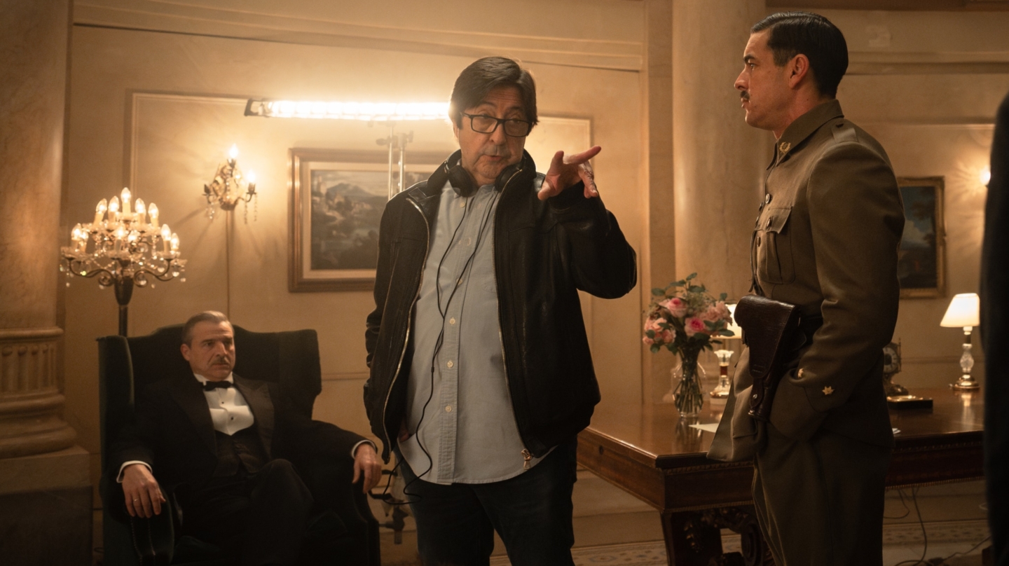 Manuel Gómez Pereira (centro) dirige a Arto San Juan y Mario Casas durante el rodaje de 'La cena'