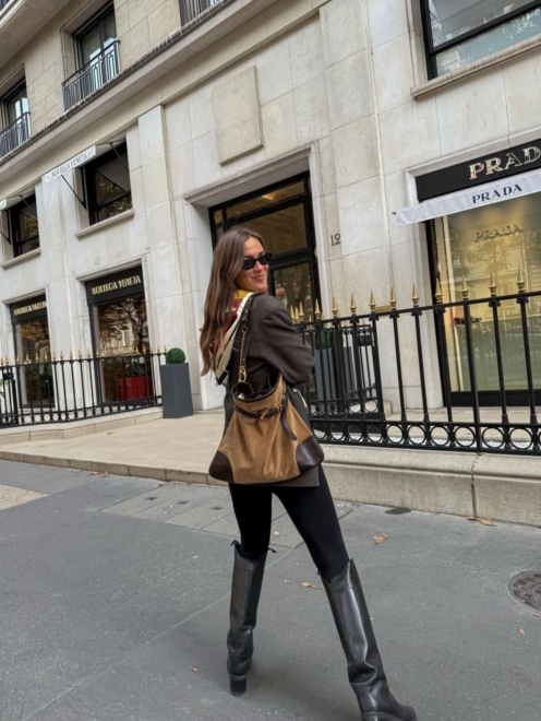 La influencer María Pombo vestida con tonos negros y marrones este otoño