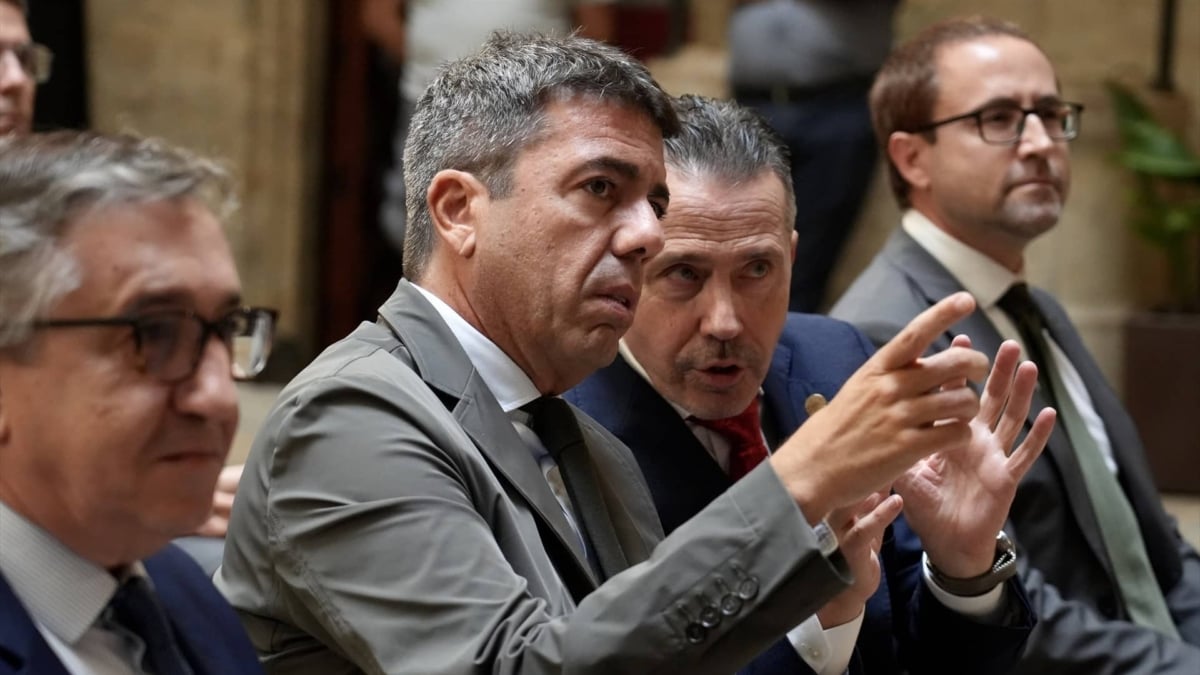 El presidente de la Generalitat valenciana, Carlos Mazón, y el rector de la Universidad Politécnica de Valencia (UPV), José Esteban Capilla, durante una reunión, en el Palau de la Generalitat, este lunes