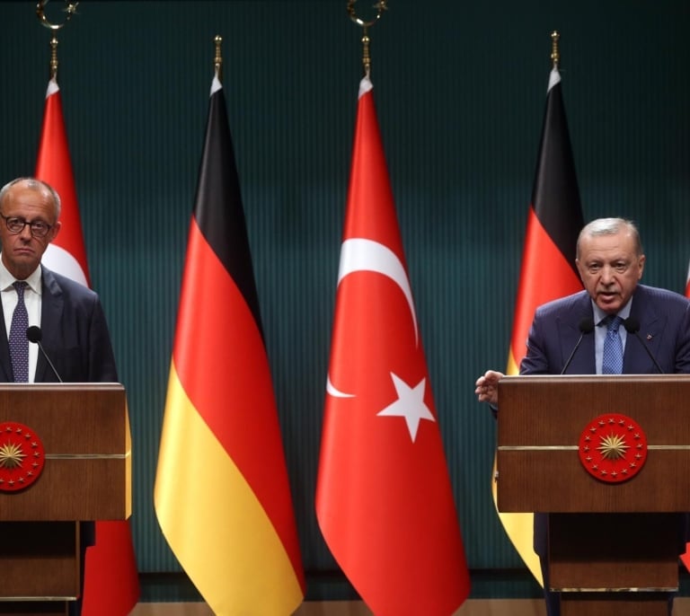 Merz visibiliza la normalización entre la UE y Turquía