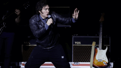 Milei canta por Nino Bravo y rockea a la desesperada para acallar los escándalos a tres semanas de las legislativas