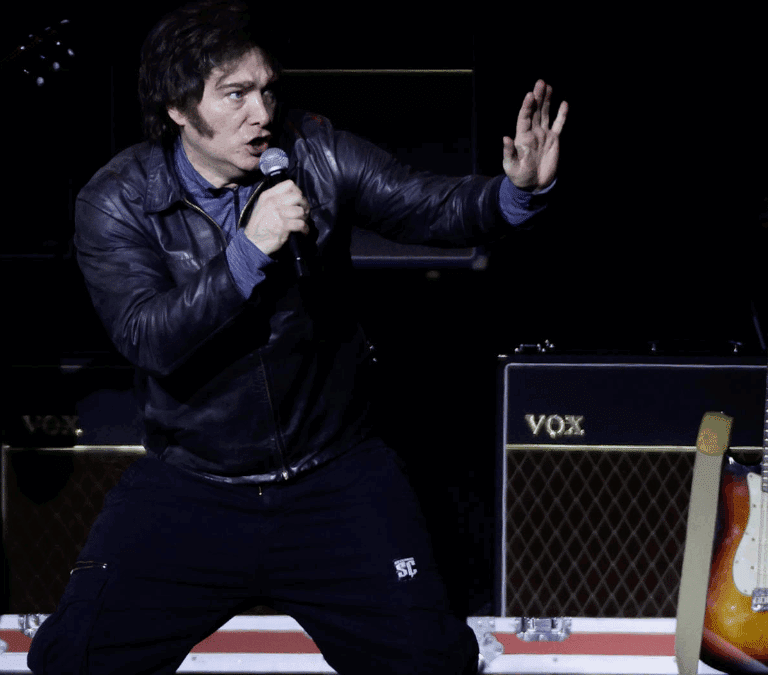 Milei canta por Nino Bravo y rockea a la desesperada para acallar los escándalos a tres semanas de las legislativas