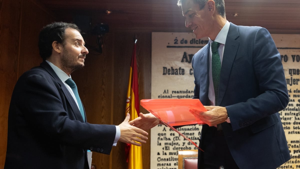 La carpeta de Sánchez con el dossier de los senadores del PP