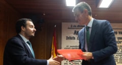 La carpeta de Sánchez con el dossier de los senadores del PP
