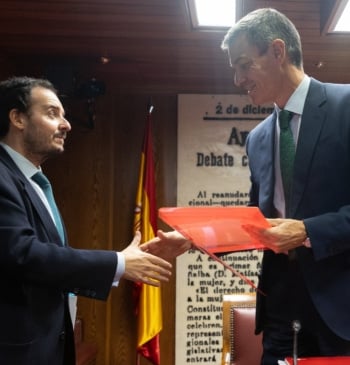 La carpeta de Sánchez con el dossier de los senadores del PP