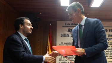 La carpeta de Sánchez con el dossier de los senadores del PP