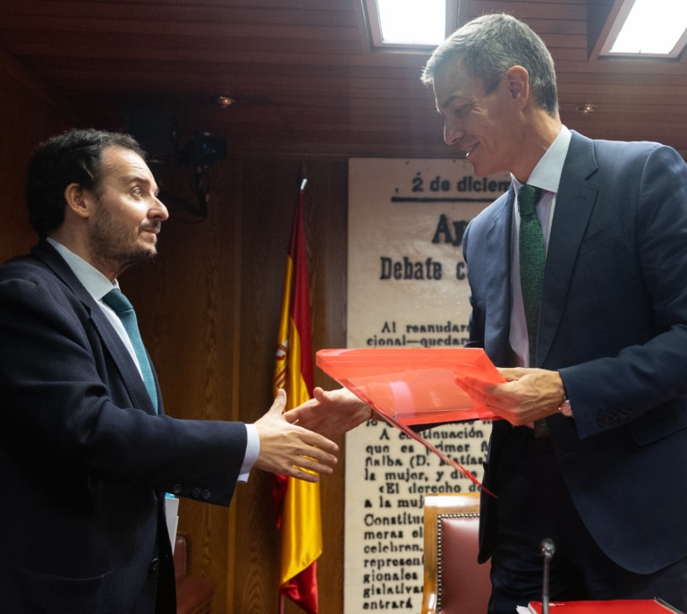 La carpeta de Sánchez con el dossier de los senadores del PP