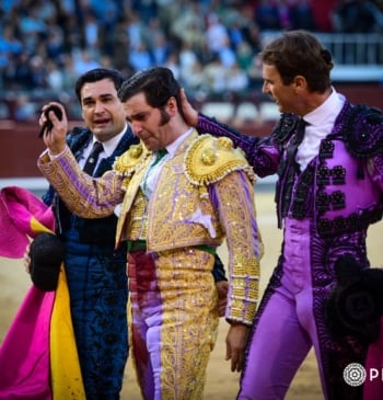 Morante se corta la coleta entre lágrimas tras cortar dos orejas en [...]