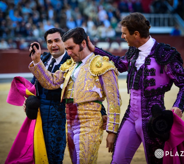 Morante se corta la coleta entre lágrimas tras cortar dos orejas en Las Ventas